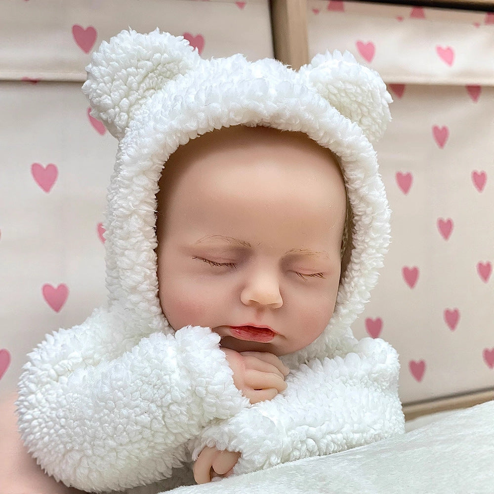 Bambola Reborn da 30 cm realistica completamente in silicone con occhi chiusi in abiti di peluche bianchi