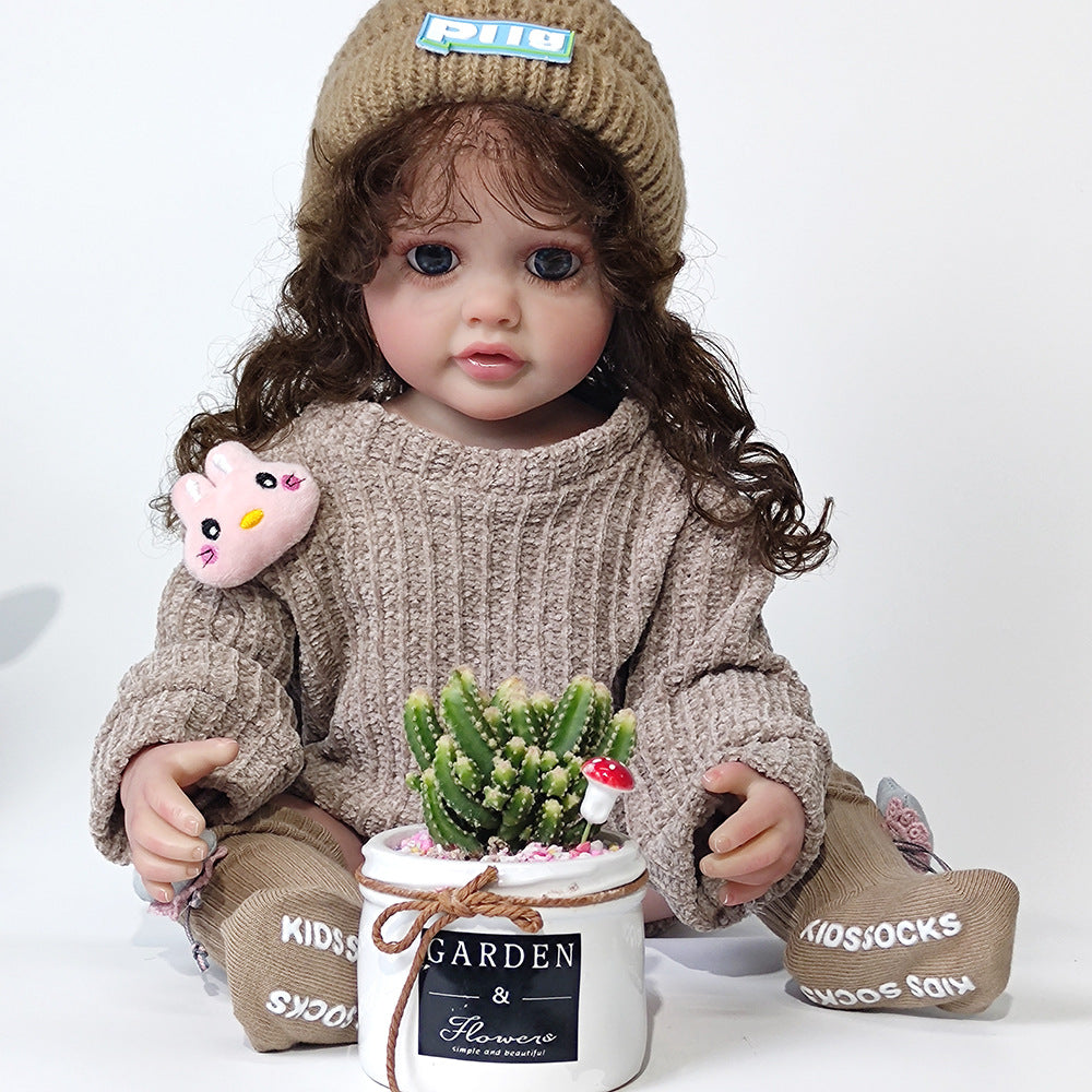 Bambola Reborn da 22 pollici con capelli ricci e maglione marrone - Betty