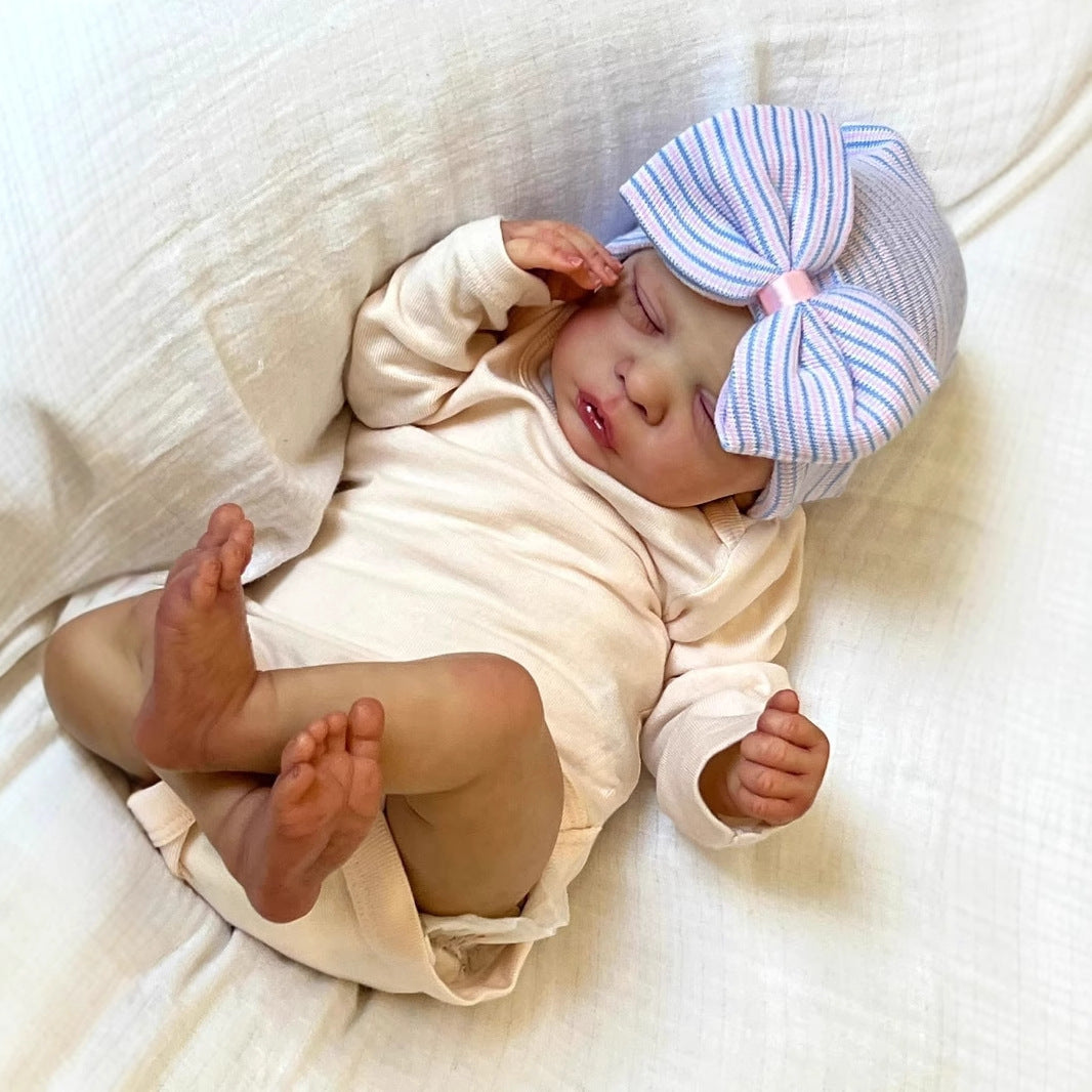 Bambola Reborn realistica da 18 pollici con occhi chiusi e cappello - Romy