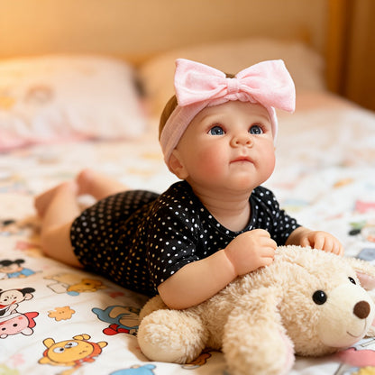 Bambina rinata Bettie con occhi aperti 48 cm in abiti a pois neri