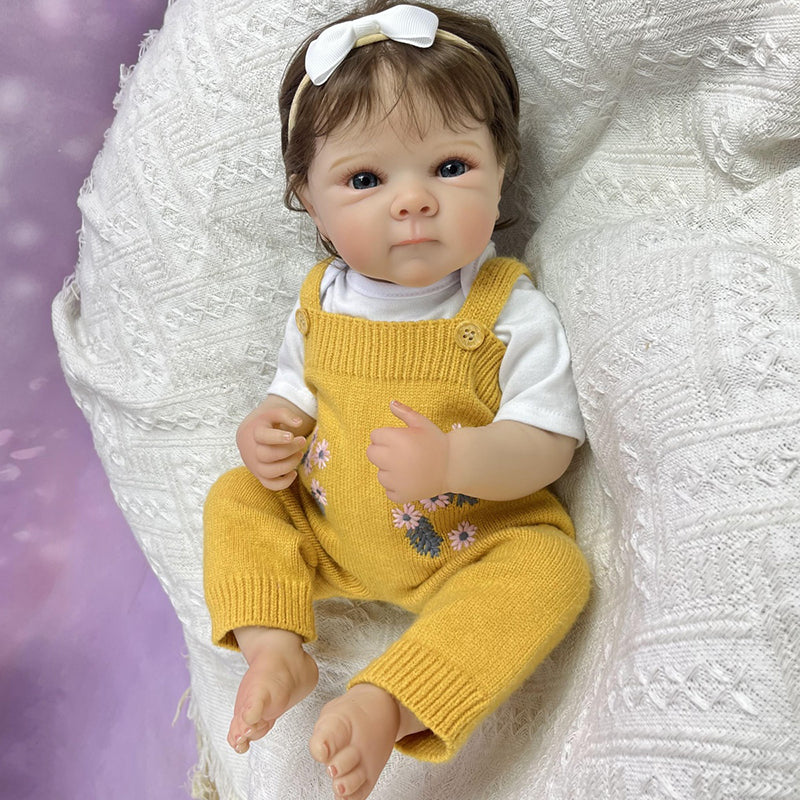 Bambola Reborn femminile Bettie (45 cm) dall'aspetto realistico con corpo in vinile capelli corti e completo in maglia giallo