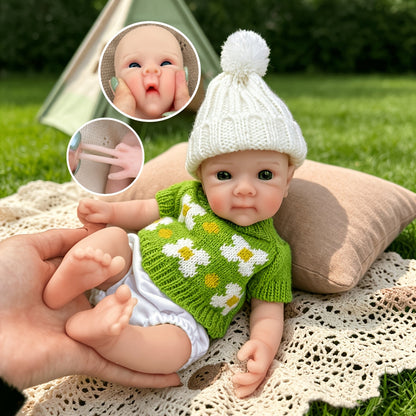 Bambola reborn Bettie in silicone da 30cm con maglione floreale verde
