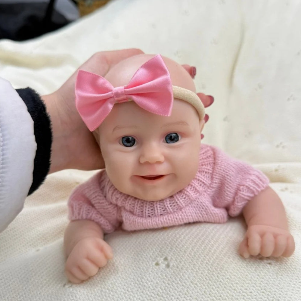 Bambola reborn Maddie Smile da 30cm interamente in silicone con vestitino rosa