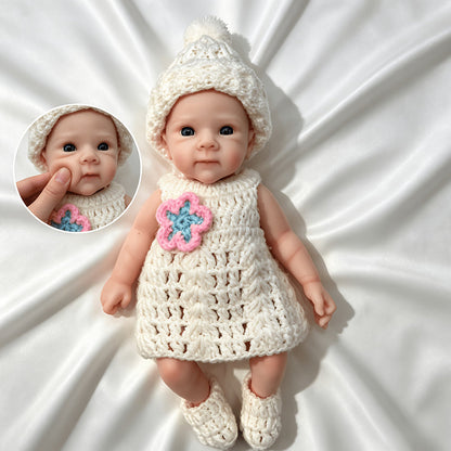 Bambola Reborn femminile Bettie in silicone pieno (30 cm) con completo in maglia bianco