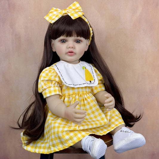 Bambola reborn Betty con capelli lunghi alta 55 cm vestita di giallo