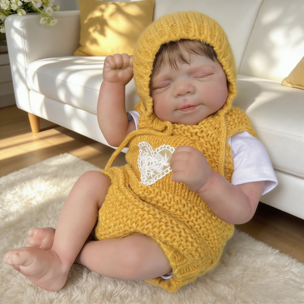 Bambola reborn realistica Pascale con occhi chiusi alta 48cm con maglione giallo