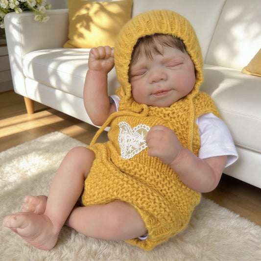 Bambola reborn realistica Pascale con occhi chiusi alta 48cm con maglione giallo