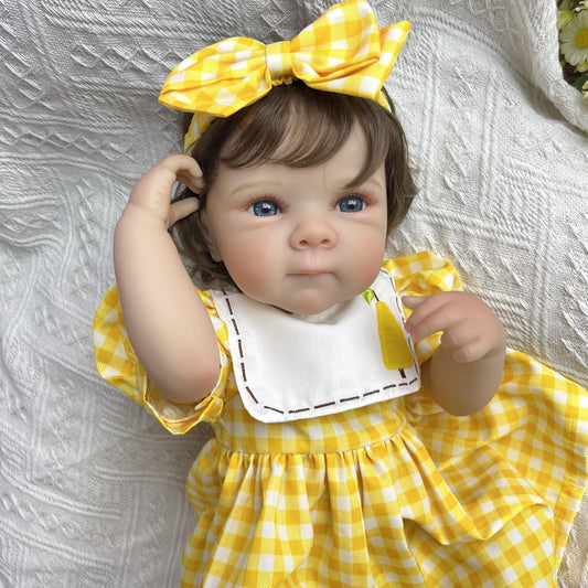 Bambina reborn Bettie 45 cm realistica con capelli corti e vestito giallo in vinile