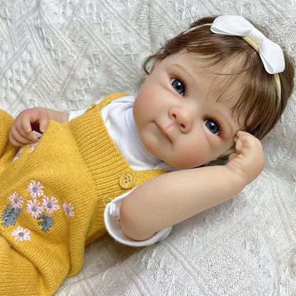 Bambola Reborn femminile Bettie (45 cm) dall'aspetto realistico con corpo in vinile capelli corti e completo in maglia giallo