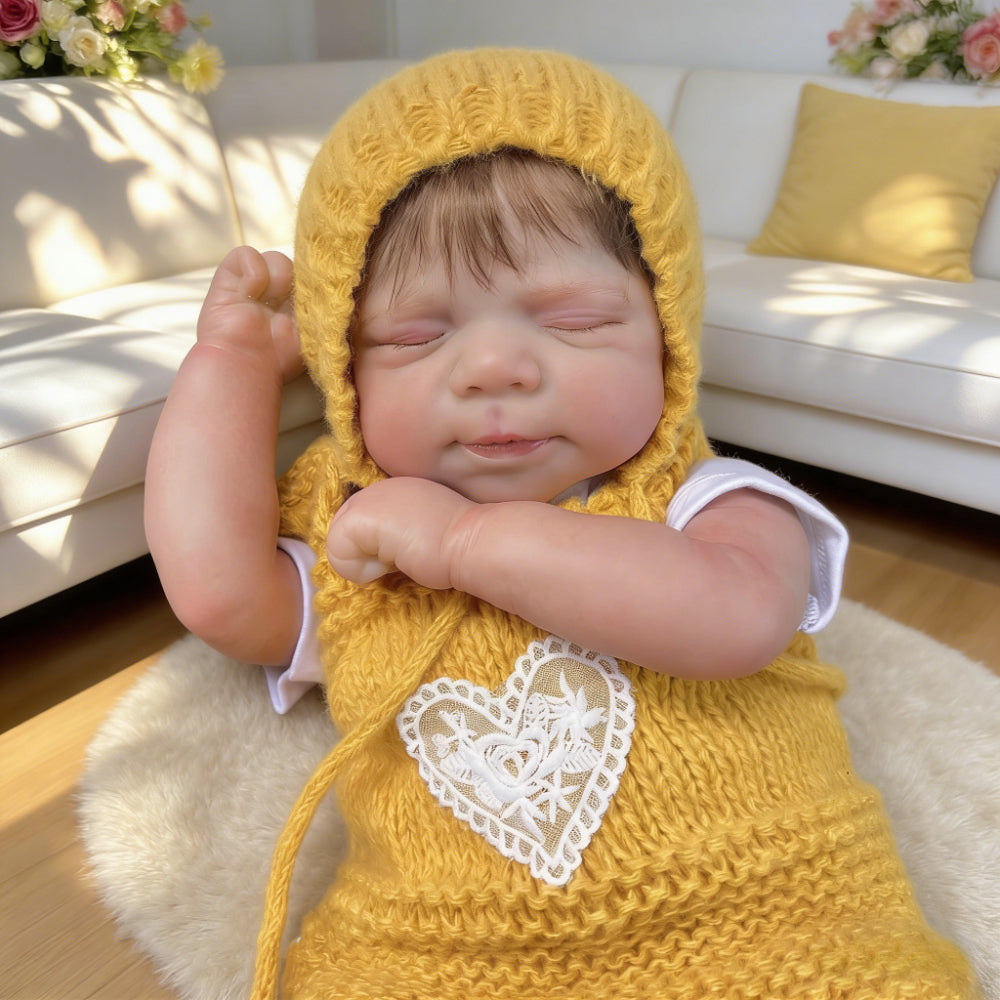 Bambola reborn realistica Pascale con occhi chiusi alta 48cm con maglione giallo