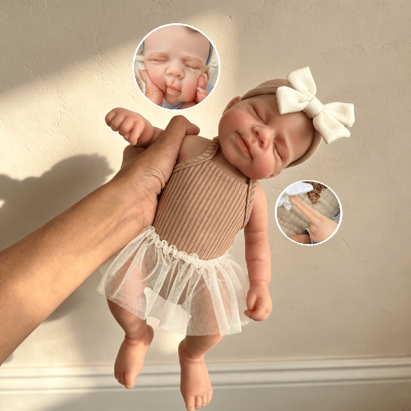Bambola reborn in silicone Pascale da 30 cm addormentata con vestito marrone
