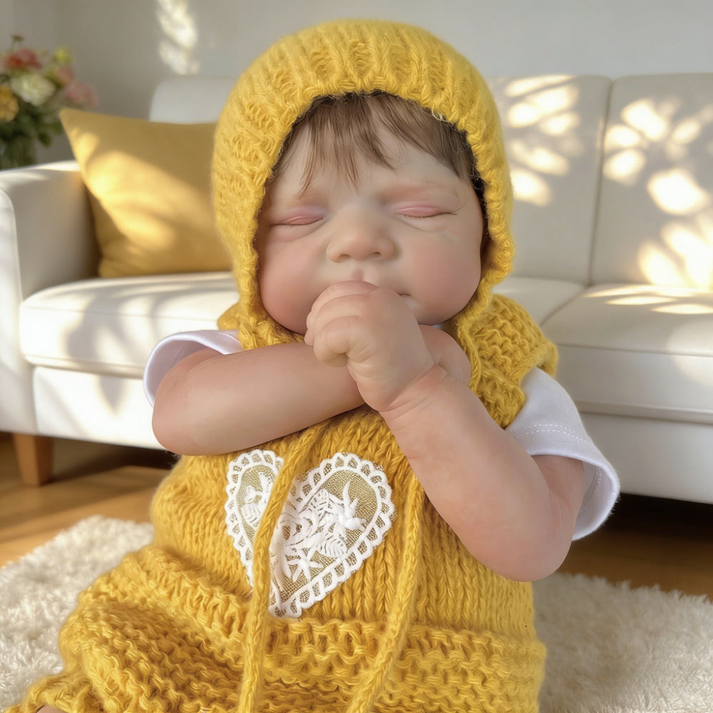 Bambola reborn realistica Pascale con occhi chiusi alta 48cm con maglione giallo