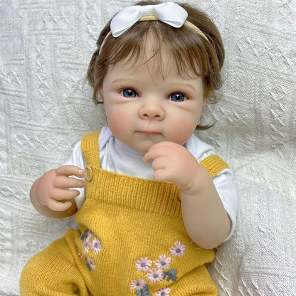 Bambola Reborn femminile Bettie (45 cm) dall'aspetto realistico con corpo in vinile capelli corti e completo in maglia giallo