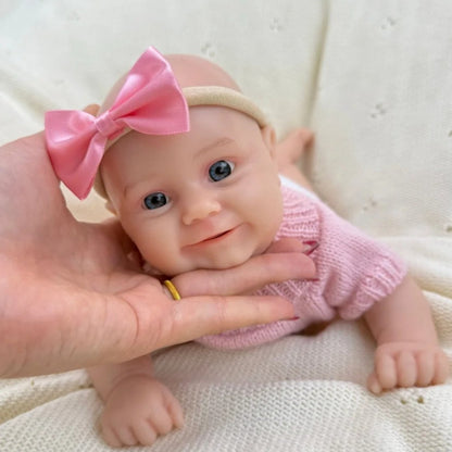 Bambola reborn Maddie Smile da 30cm interamente in silicone con vestitino rosa