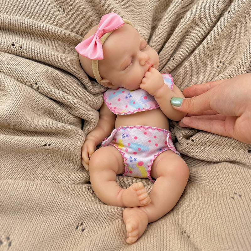 Bambola reborn Loulou da 30 cm interamente in silicone con vestitini rosa