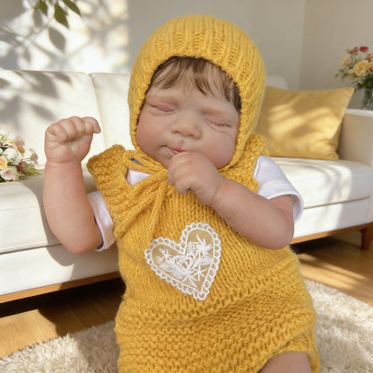 Bambola reborn realistica Pascale con occhi chiusi alta 48cm con maglione giallo