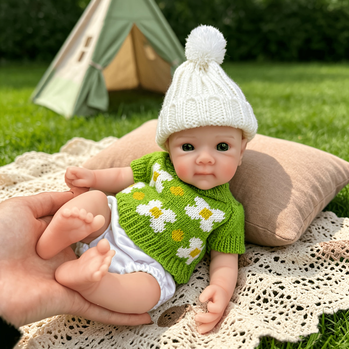 Bambola reborn Bettie in silicone da 30cm con maglione floreale verde