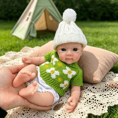 Bambola reborn Bettie in silicone da 30cm con maglione floreale verde