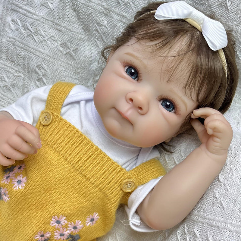 Bambola Reborn femminile Bettie (45 cm) dall'aspetto realistico con corpo in vinile capelli corti e completo in maglia giallo