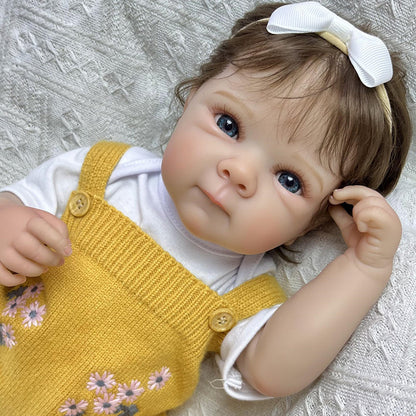 Bambola Reborn femminile Bettie (45 cm) dall'aspetto realistico con corpo in vinile capelli corti e completo in maglia giallo
