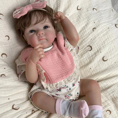 Bambina reborn Bettie 45 cm realistica con corpo in vinile capelli corti e vestitino floreale