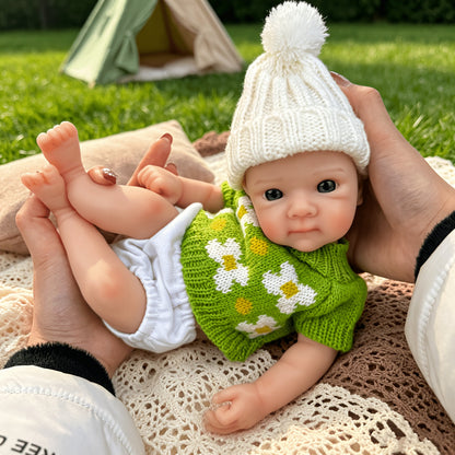 Bambola reborn Bettie in silicone da 30cm con maglione floreale verde