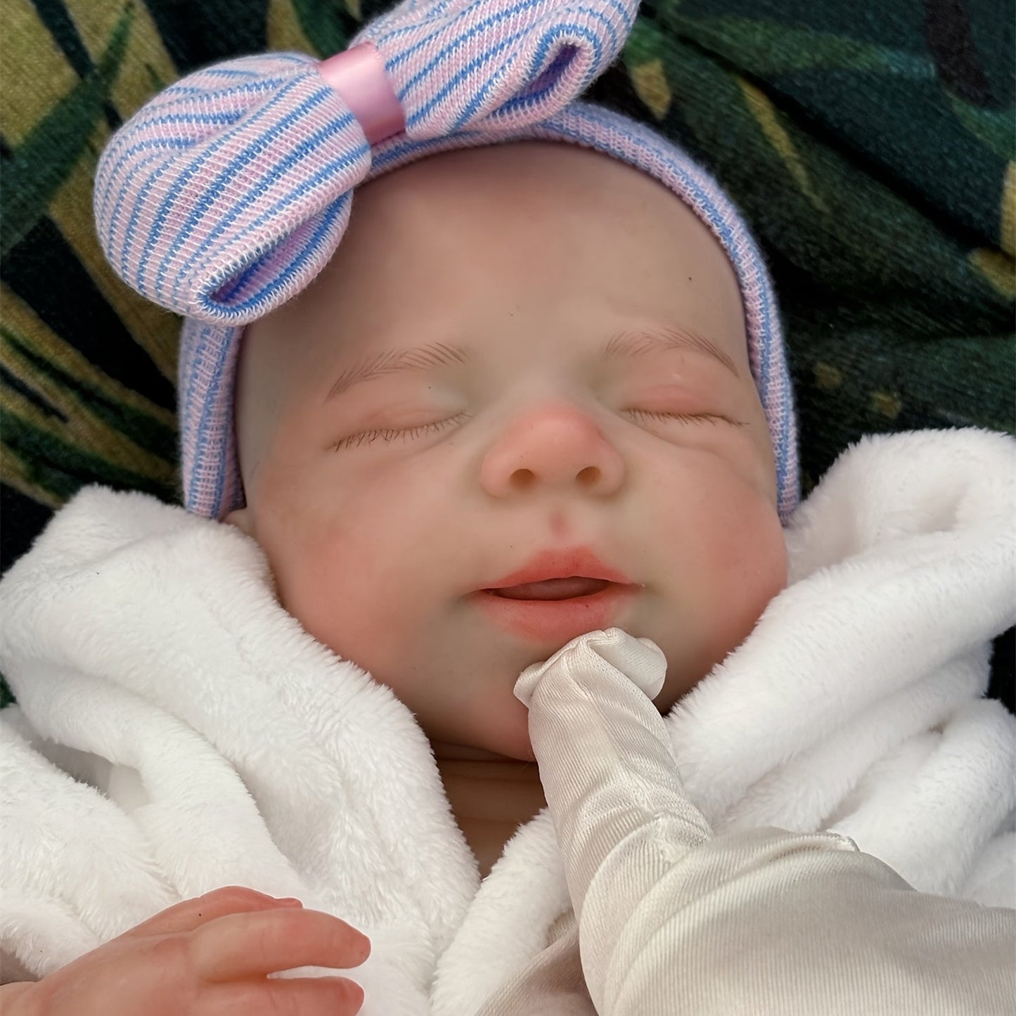 Bambola reborn Pascale bambina realistica in silicone da 18 pollici con accappatoio bianco