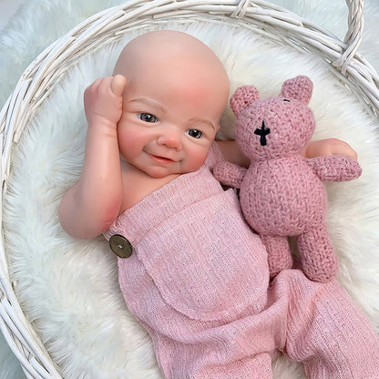 Bambola Reborn femminile Vivienne (45 cm / 18 pollici) in silicone pieno dall'aspetto realistico e con sorriso con salopette rosa
