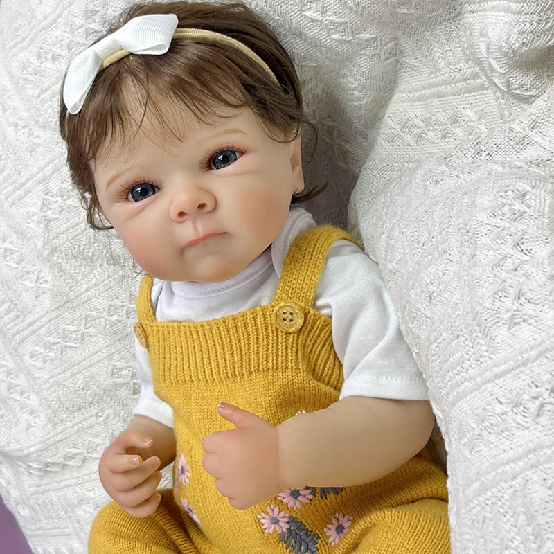 Bambola Reborn femminile Bettie (45 cm) dall'aspetto realistico con corpo in vinile capelli corti e completo in maglia giallo