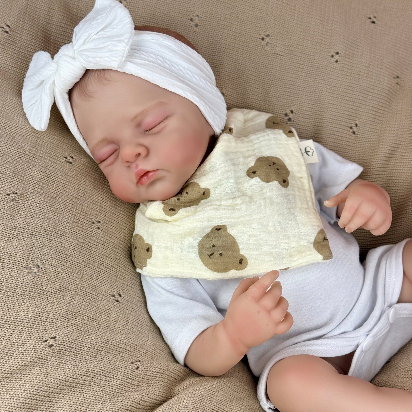 Bambola reborn Irys alta 48 cm dipinta in 3D addormentata e vestita di bianco