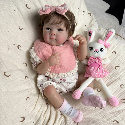 Bambina reborn Bettie 45 cm realistica con corpo in vinile capelli corti e vestitino floreale