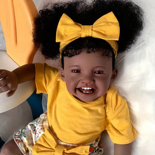 Bambola Reborn Mila afroamericana con capelli ricci e sorriso da 60 cm