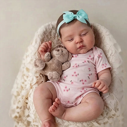 Bambina reborn 3D da 20 pollici con pelle e occhi chiusi vestita con abiti floreali rosa - Peaches