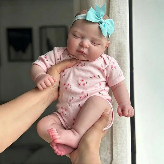 Bambina reborn 3D da 20 pollici con pelle e occhi chiusi vestita con abiti floreali rosa - Peaches