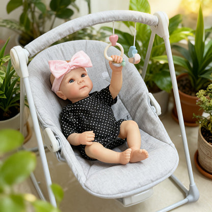 Bambina rinata Bettie con occhi aperti 48 cm in abiti a pois neri