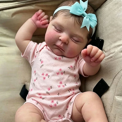 Bambina reborn 3D da 20 pollici con pelle e occhi chiusi vestita con abiti floreali rosa - Peaches