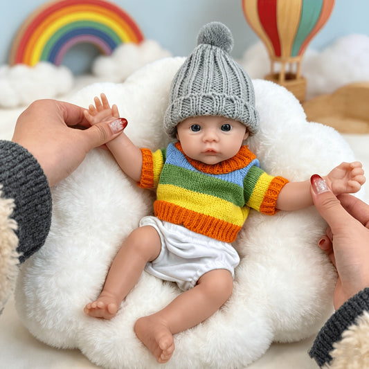 Bambina reborn Meadow in silicone pieno da 30cm con maglione a righe colorate