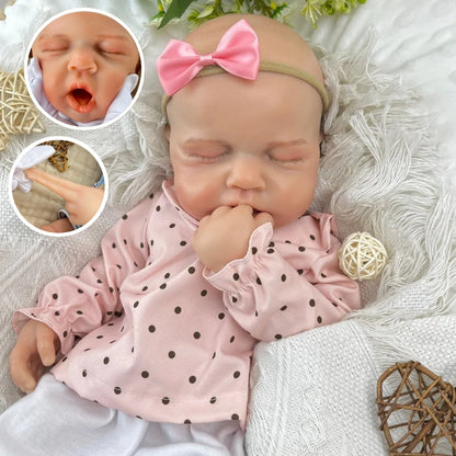 Bambina reborn Loulou addormentata in silicone estensibile alta 45 cm con vestitino a pois rosa