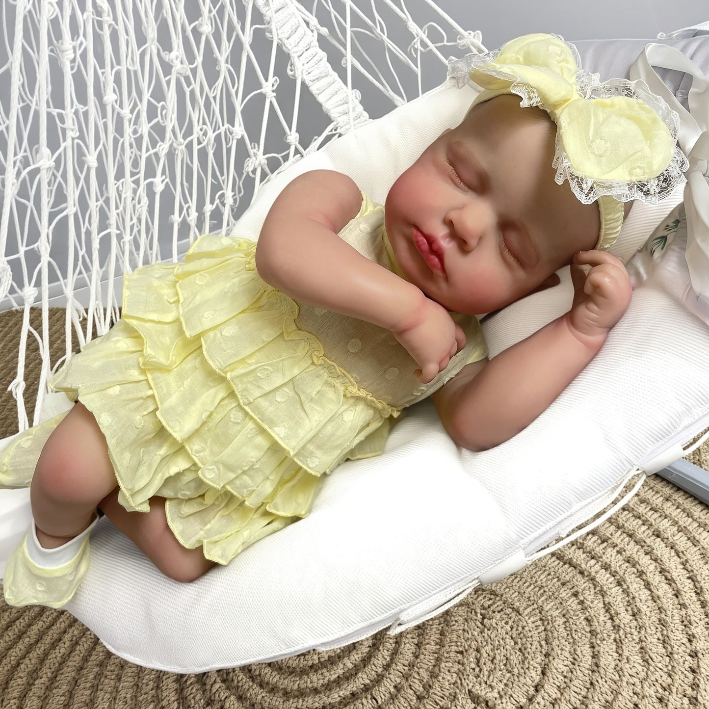 Bambola reborn Loulou da 20 pollici con pelle 3D occhi chiusi e vestito giallo
