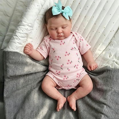 Bambina reborn 3D da 20 pollici con pelle e occhi chiusi vestita con abiti floreali rosa - Peaches