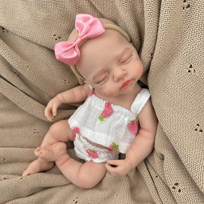 Bambola reborn Irys 30 cm in silicone con occhi chiusi vestita con abiti a tema fragole