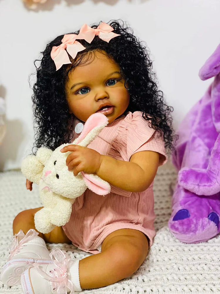 Bambola reborn realistica da 60 cm con occhi aperti e pelle scura Lottie