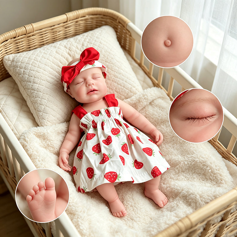 Bambola reborn Loulou 30cm interamente in silicone con occhi chiusi vestita con un abito a fragole