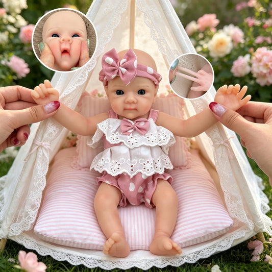 Bambola reborn Bettie da 30cm interamente in silicone con vestitino a pois rosa