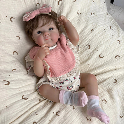 Bambina reborn Bettie 45 cm realistica con corpo in vinile capelli corti e vestitino floreale