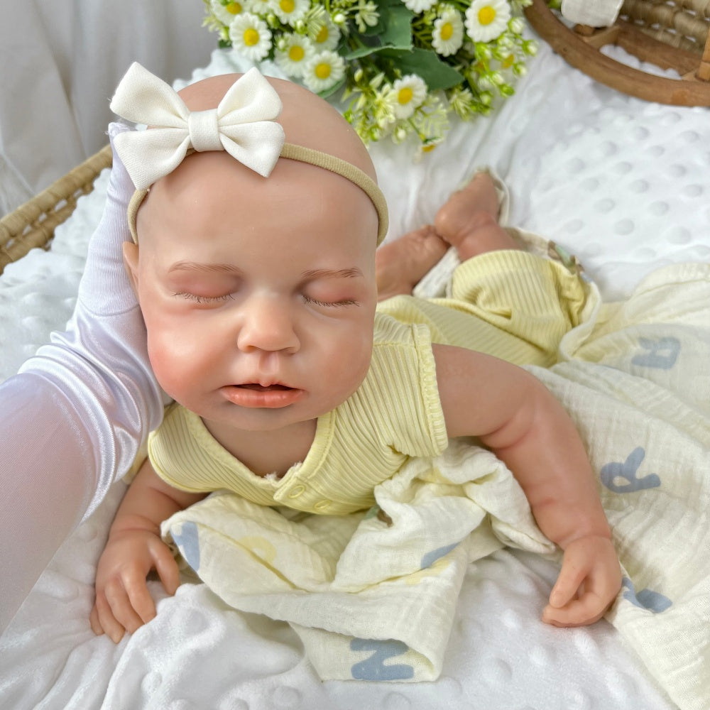 Bambola reborn Loulou alta 45 cm completamente in silicone estensibile con vestitino giallo