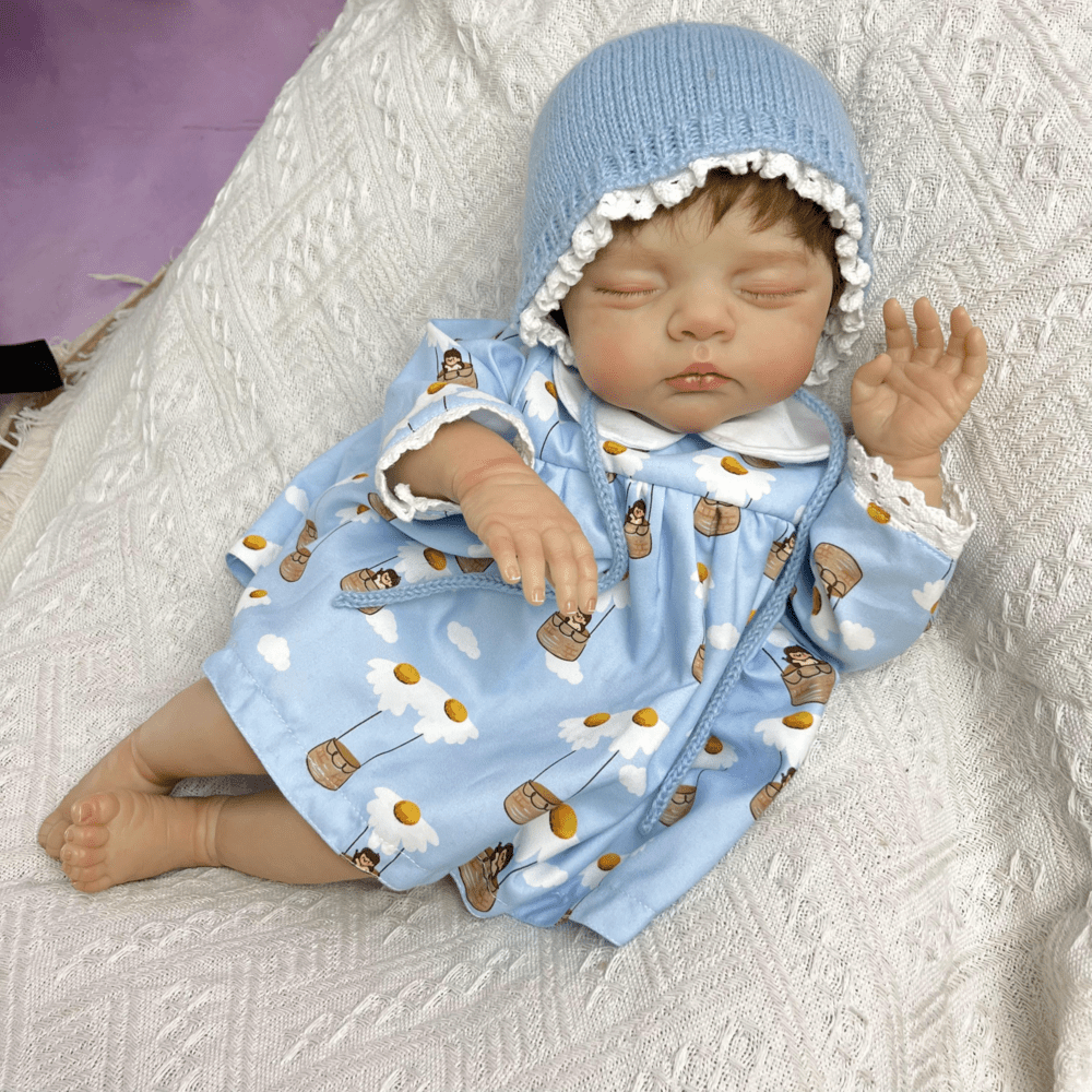 Bambola reborn Irys da 19 pollici con pittura 3D occhi chiusi e capelli corti vestita di blu