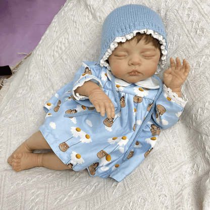Bambola reborn Irys da 19 pollici con pittura 3D occhi chiusi e capelli corti vestita di blu
