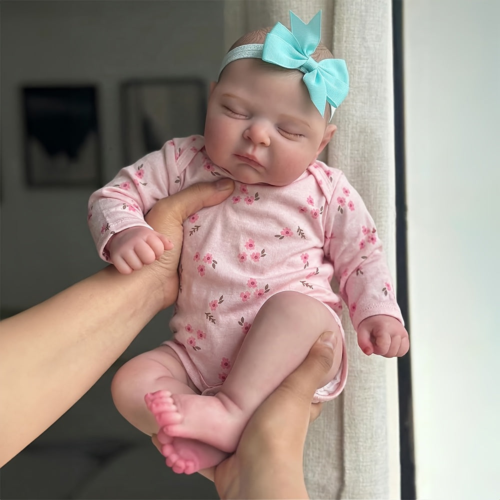 Bambina reborn 3D da 20 pollici con pelle e occhi chiusi vestita con abiti floreali rosa - Peaches
