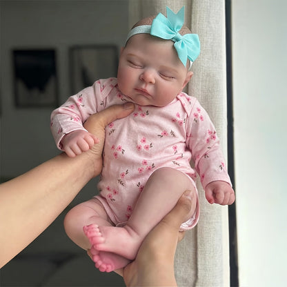 Bambina reborn 3D da 20 pollici con pelle e occhi chiusi vestita con abiti floreali rosa - Peaches